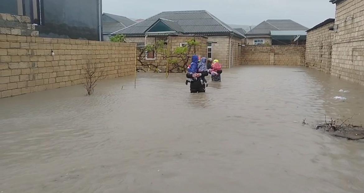 Köməksiz qalan 20 nəfər təxliyə olunub