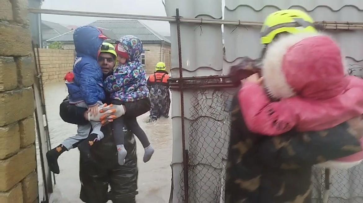 Köməksiz qalan 20 nəfər təxliyə olunub