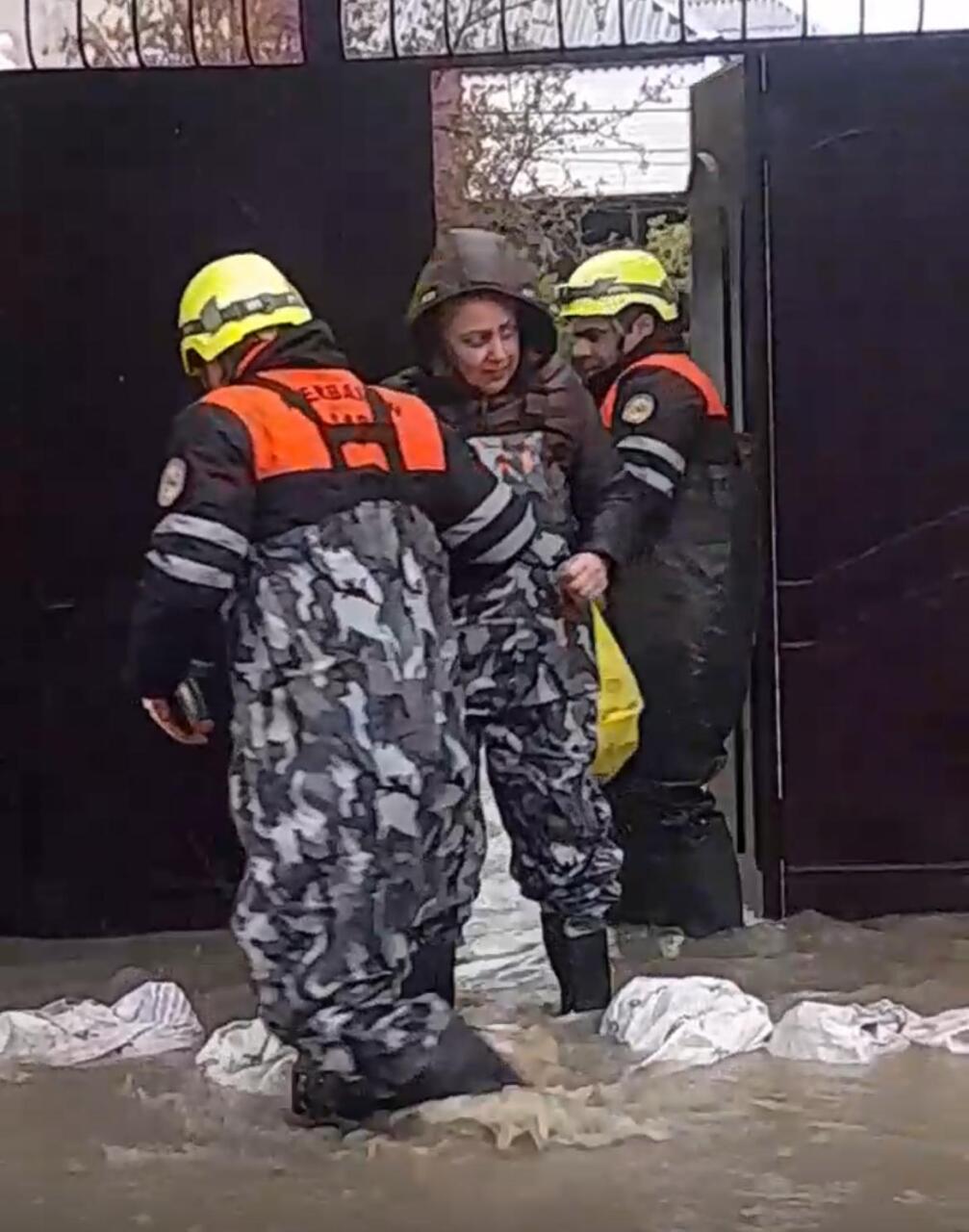 Köməksiz qalan 20 nəfər təxliyə olunub