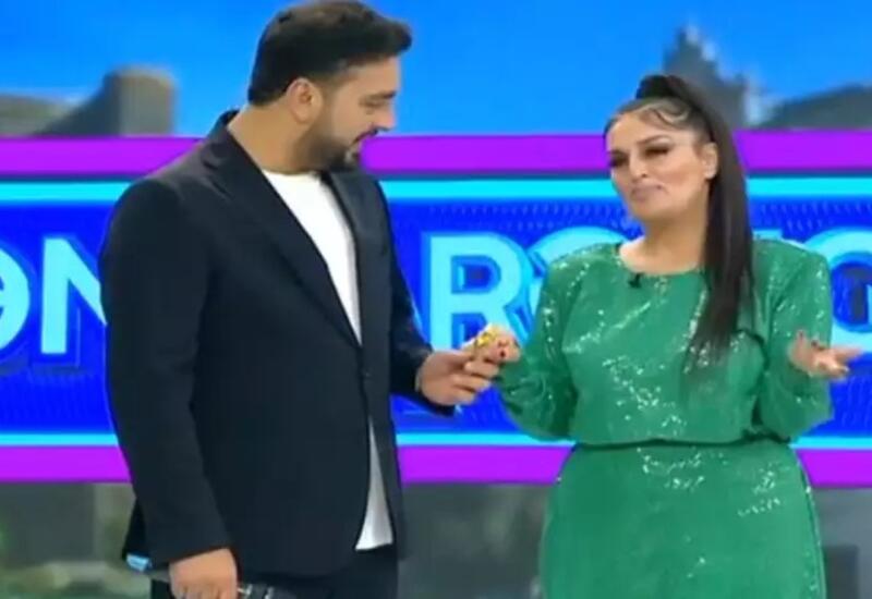 Elza Seyidcahan canlı yayımda telefonu Zaurun üzünə söndürdü