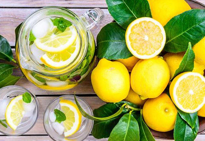 Səhər acqarına limonlu su için