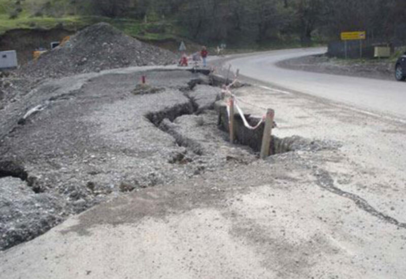 Ağsu aşırımında torpaq sürüşməsi olub