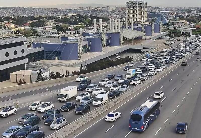 На ряде улиц Баку наблюдаются заторы