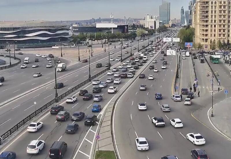 На ряде улиц Баку фиксируются заторы