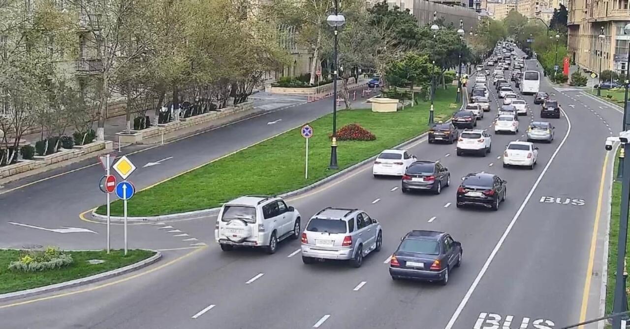 На ряде улиц Баку фиксируются заторы