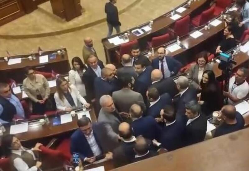 Ermənistan parlamentində deputatlar əlbəyaxa oldu