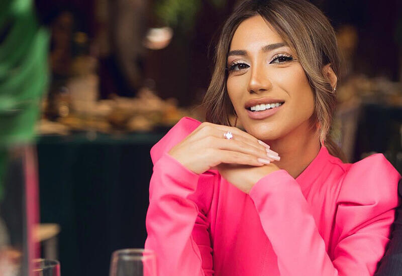 Məşhur müğənni Röyanı "dollar yağışı"na tutdu