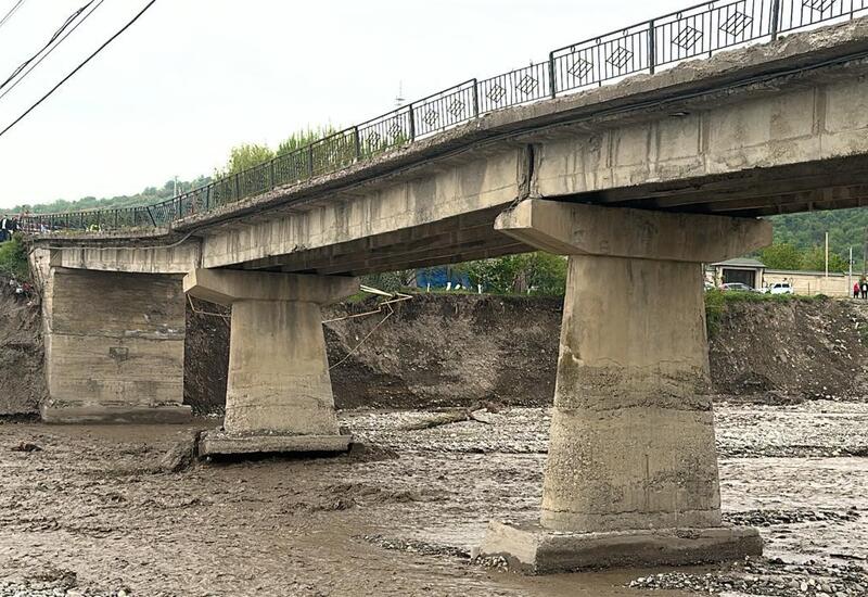 Qubada körpü çökdü