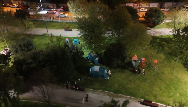 Gecəni küçədə keçirdilər