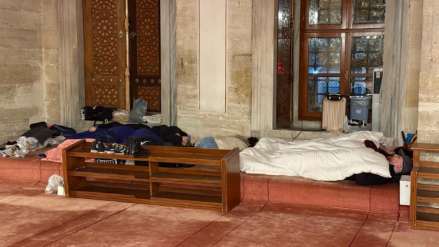 Gecəni küçədə keçirdilər