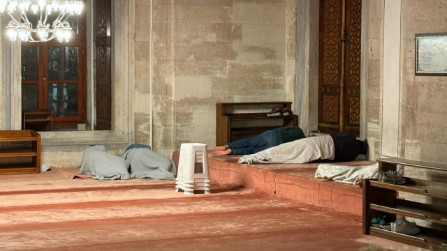 Gecəni küçədə keçirdilər