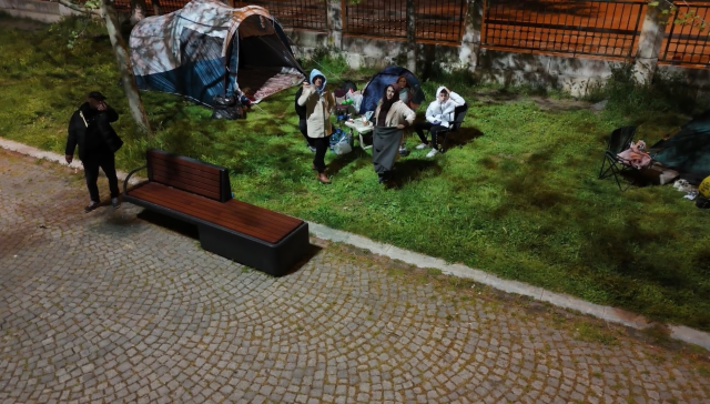 Gecəni küçədə keçirdilər