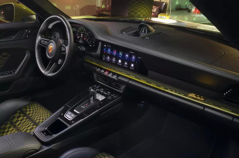 Новая спецверсия Porsche 911 вернула к жизни эстетику 1970-х