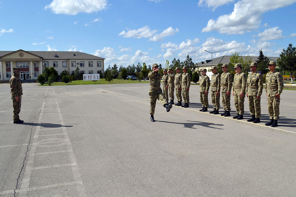 Азербайджанские военнообязанные проходят обучение с упором на практические занятия