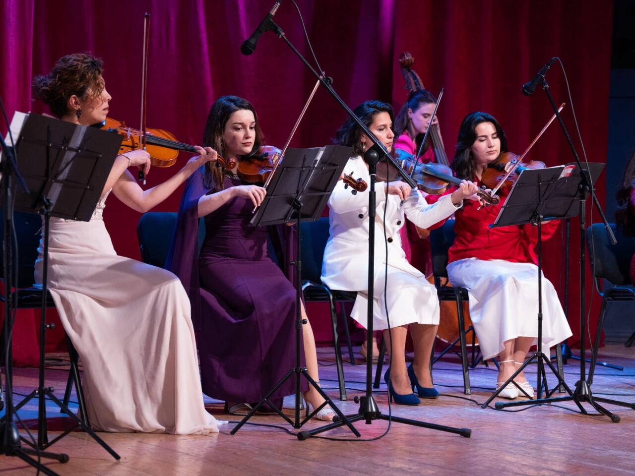 В Баку состоялся концерт с участием молодых вокалистов и оркестра MEZZO