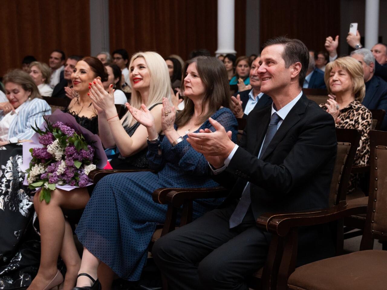 В Баку состоялся концерт с участием молодых вокалистов и оркестра MEZZO