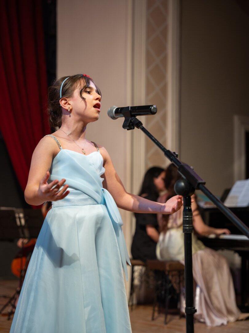 В Баку состоялся концерт с участием молодых вокалистов и оркестра MEZZO