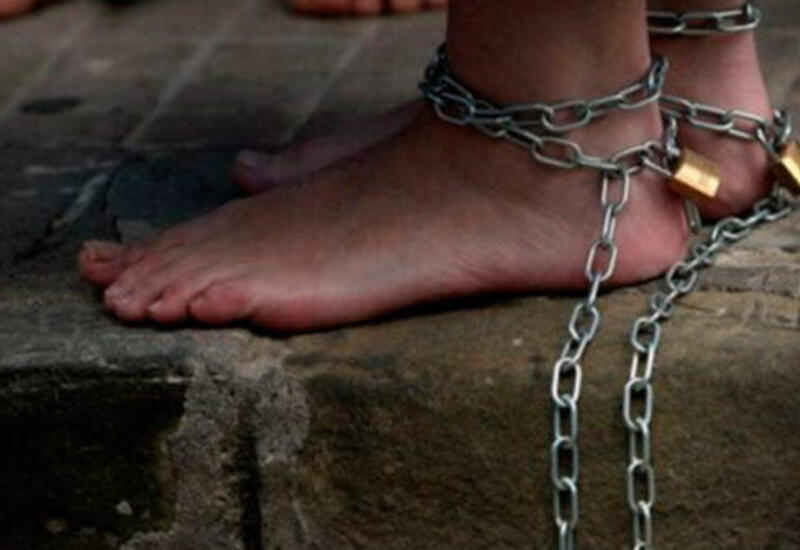 Azərbaycanda ata oğlunu zəncirlədi