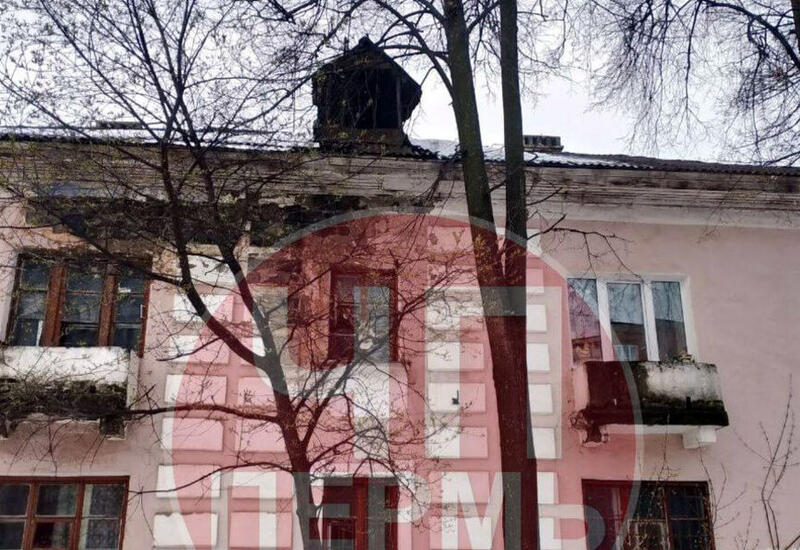 Крыша упала в многоквартирном доме в Перми