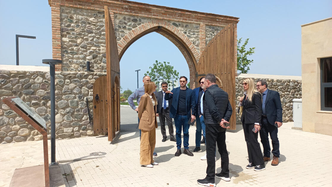 Итальянские парламентарии в Агдаме
