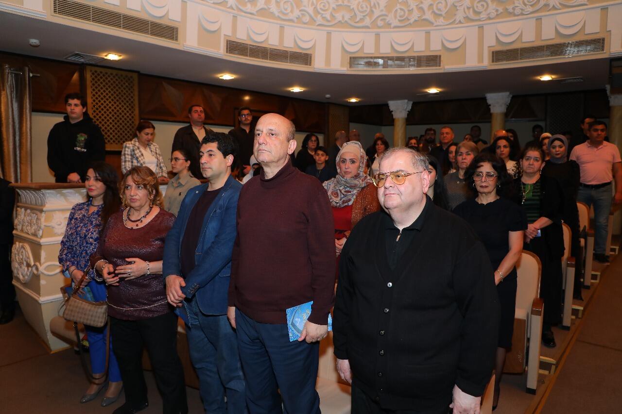 В Баку состоялась премьера спектакля "Минувшие дни"