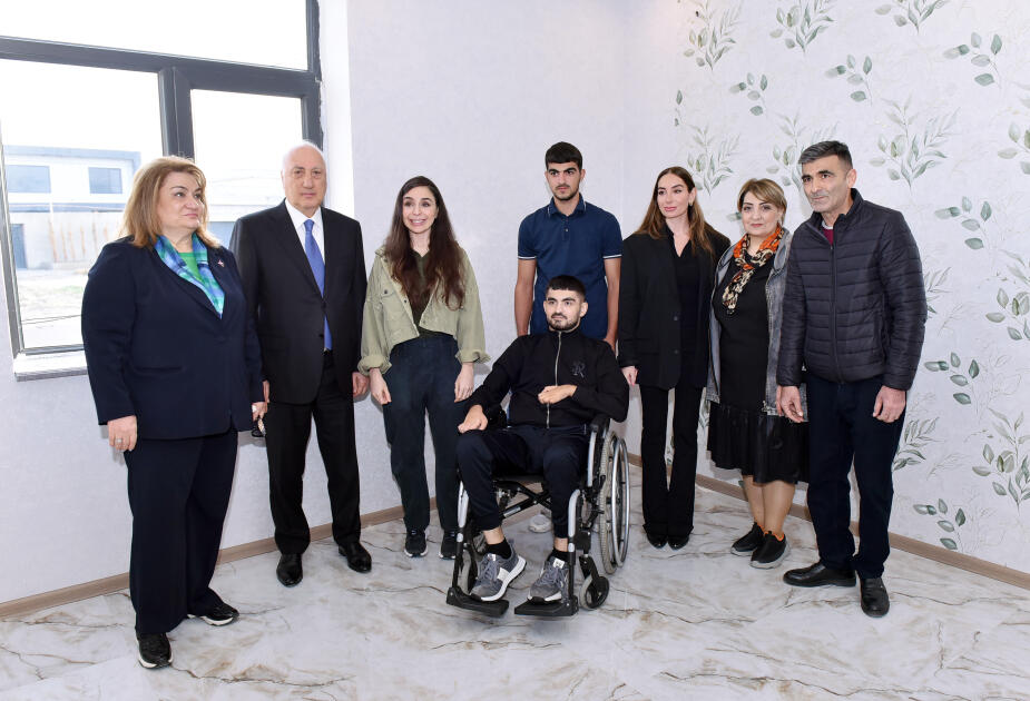 Heydər Əliyev Fondunun vitse-prezidenti Leyla Əliyeva və Arzu Əliyeva Sumqayıtda ağacəkmə aksiyasında iştirak ediblər