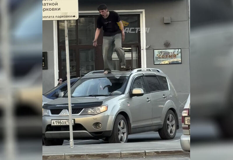 На видео попало, как мужчина продавил крышу авто ногами
