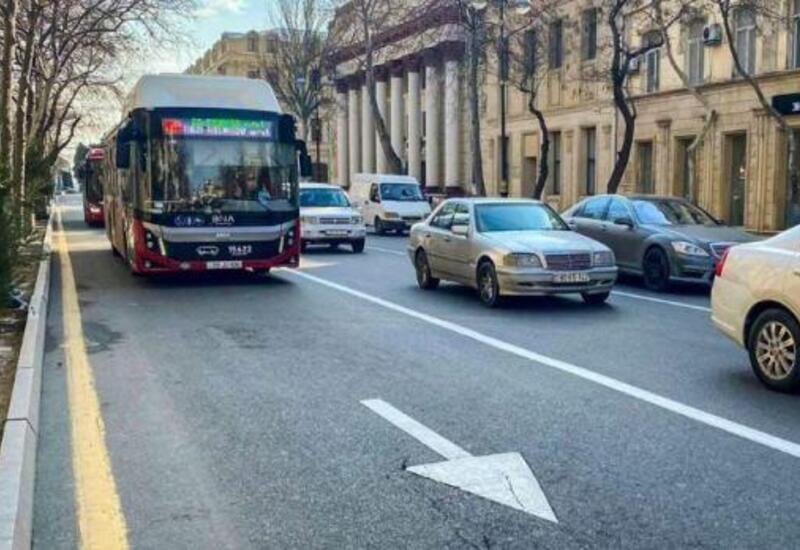 Почему в Баку нельзя парковаться перед объектами?