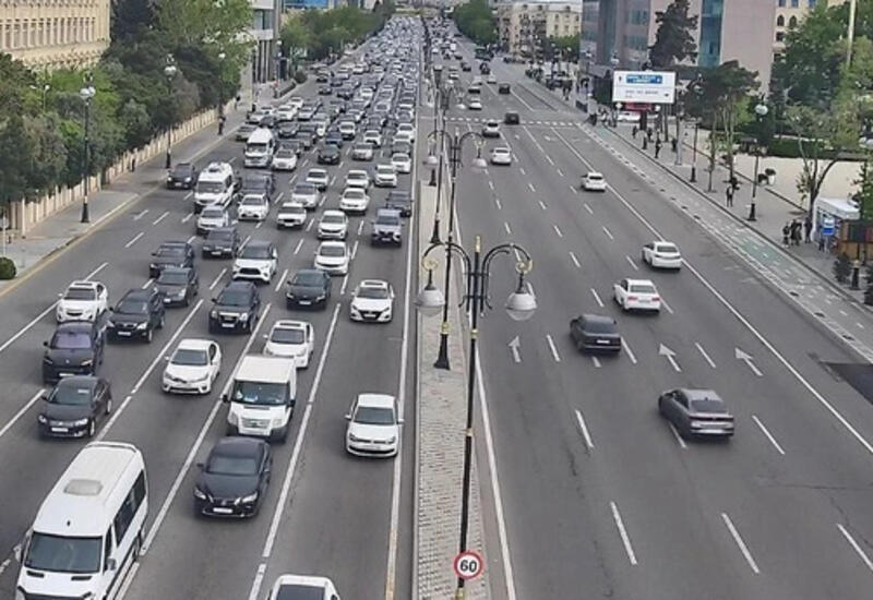 На ряде улиц Баку фиксируются заторы