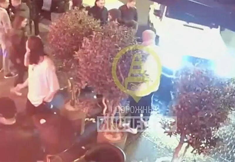 Женщина на «Гелендвагене» въехала в террасу кафе в Петербурге