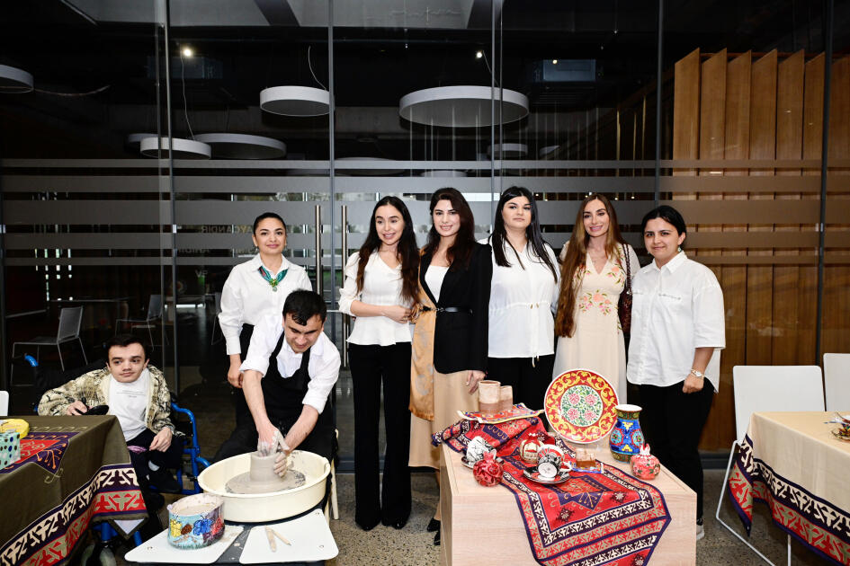 Heydər Əliyev Fondunun vitse-prezidenti Leyla Əliyeva və Bakı Media Mərkəzinin rəhbəri Arzu Əliyeva həssas qruplara aid şəxslərin yaradıcılıq prosesi ilə tanış olublar