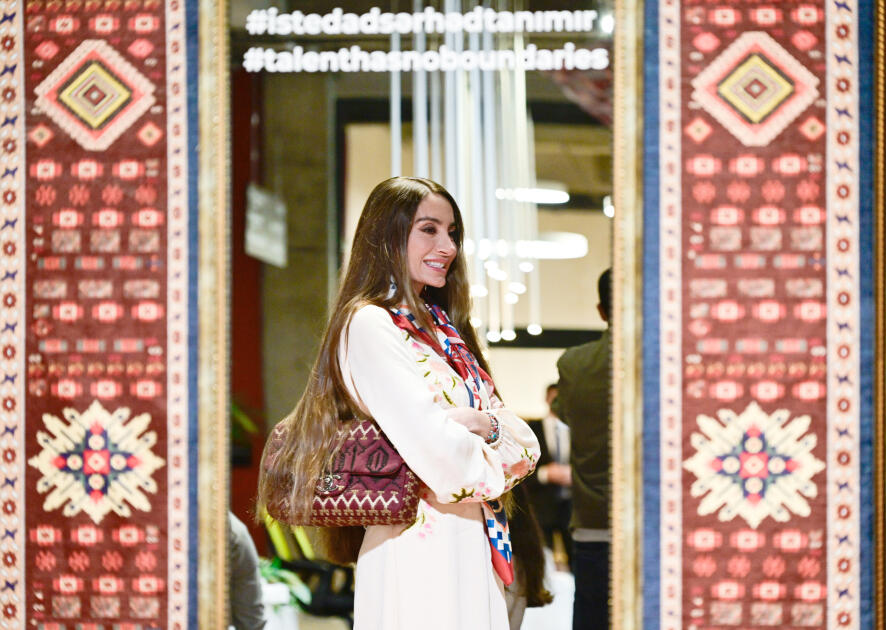 Heydər Əliyev Fondunun vitse-prezidenti Leyla Əliyeva və Bakı Media Mərkəzinin rəhbəri Arzu Əliyeva həssas qruplara aid şəxslərin yaradıcılıq prosesi ilə tanış olublar