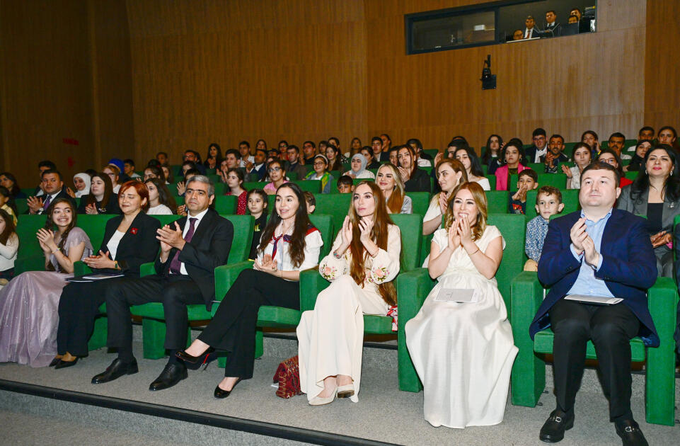 Heydər Əliyev Fondunun vitse-prezidenti Leyla Əliyeva və Bakı Media Mərkəzinin rəhbəri Arzu Əliyeva həssas qruplara aid şəxslərin yaradıcılıq prosesi ilə tanış olublar