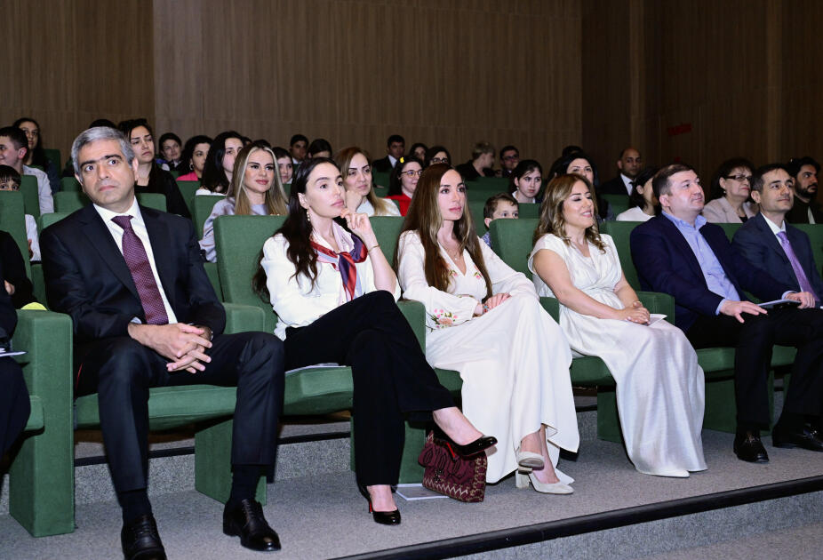 Heydər Əliyev Fondunun vitse-prezidenti Leyla Əliyeva və Bakı Media Mərkəzinin rəhbəri Arzu Əliyeva həssas qruplara aid şəxslərin yaradıcılıq prosesi ilə tanış olublar