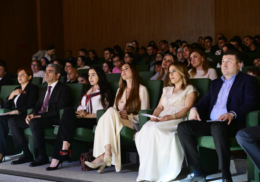 Heydər Əliyev Fondunun vitse-prezidenti Leyla Əliyeva və Bakı Media Mərkəzinin rəhbəri Arzu Əliyeva həssas qruplara aid şəxslərin yaradıcılıq prosesi ilə tanış olublar