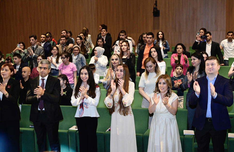Heydər Əliyev Fondunun vitse-prezidenti Leyla Əliyeva və Bakı Media Mərkəzinin rəhbəri Arzu Əliyeva həssas qruplara aid şəxslərin yaradıcılıq prosesi ilə tanış olublar