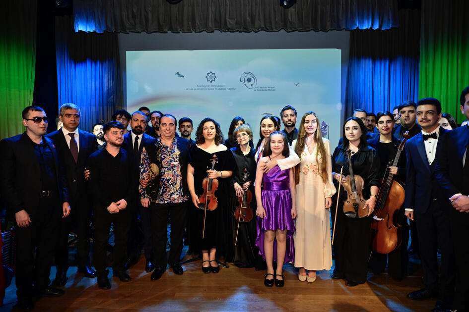 Heydər Əliyev Fondunun vitse-prezidenti Leyla Əliyeva və Bakı Media Mərkəzinin rəhbəri Arzu Əliyeva həssas qruplara aid şəxslərin yaradıcılıq prosesi ilə tanış olublar