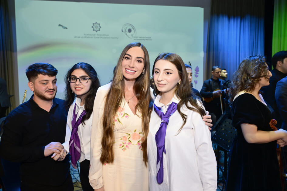 Heydər Əliyev Fondunun vitse-prezidenti Leyla Əliyeva və Bakı Media Mərkəzinin rəhbəri Arzu Əliyeva həssas qruplara aid şəxslərin yaradıcılıq prosesi ilə tanış olublar