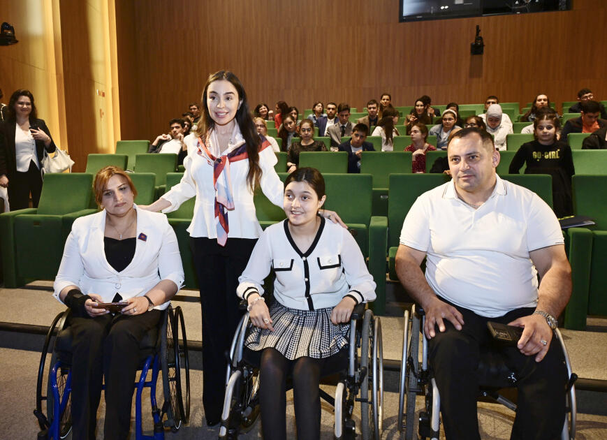 Heydər Əliyev Fondunun vitse-prezidenti Leyla Əliyeva və Bakı Media Mərkəzinin rəhbəri Arzu Əliyeva həssas qruplara aid şəxslərin yaradıcılıq prosesi ilə tanış olublar