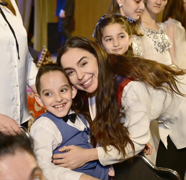 Heydər Əliyev Fondunun vitse-prezidenti Leyla Əliyeva və Bakı Media Mərkəzinin rəhbəri Arzu Əliyeva həssas qruplara aid şəxslərin yaradıcılıq prosesi ilə tanış olublar