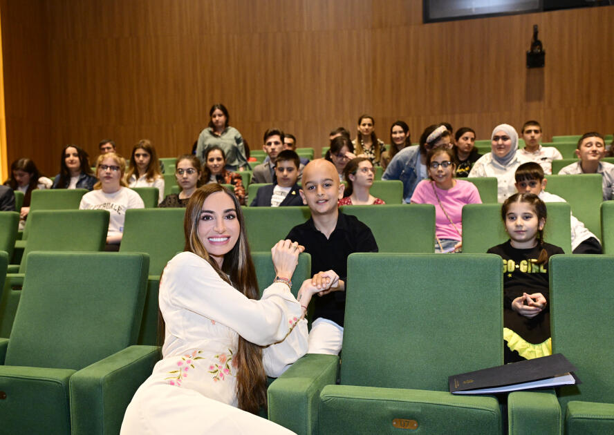 Heydər Əliyev Fondunun vitse-prezidenti Leyla Əliyeva və Bakı Media Mərkəzinin rəhbəri Arzu Əliyeva həssas qruplara aid şəxslərin yaradıcılıq prosesi ilə tanış olublar
