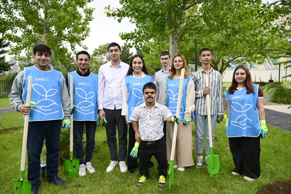 Heydər Əliyev Fondunun vitse-prezidenti Leyla Əliyeva və Bakı Media Mərkəzinin rəhbəri Arzu Əliyeva həssas qruplara aid şəxslərin yaradıcılıq prosesi ilə tanış olublar
