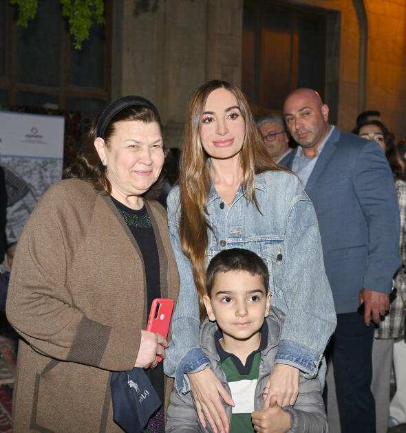 Вице-президент Фонда Гейдара Алиева Лейла Алиева и руководитель Баку Медиа Центра Арзу Алиева посетили Международный фестиваль ковра