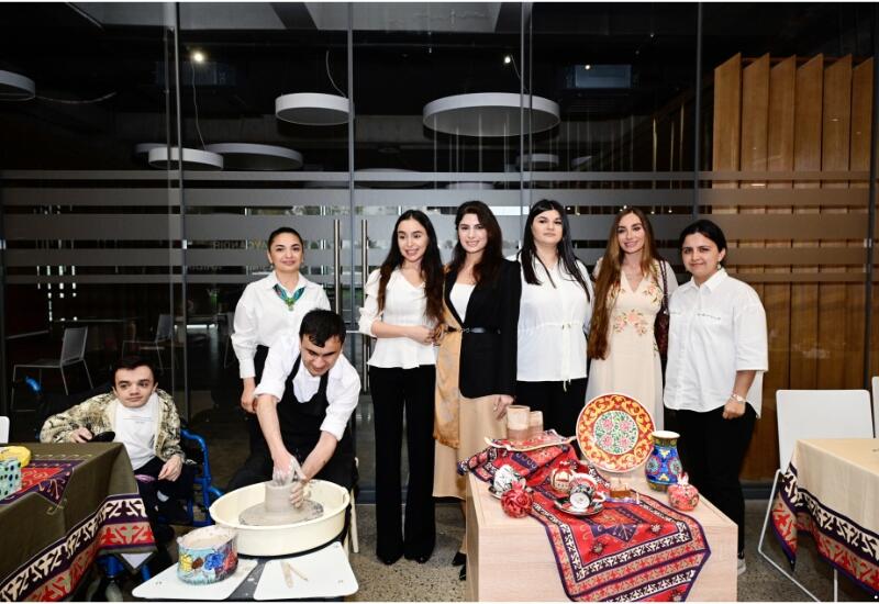 Heydər Əliyev Fondunun vitse-prezidenti Leyla Əliyeva və Bakı Media Mərkəzinin rəhbəri Arzu Əliyeva həssas qruplara aid şəxslərin yaradıcılıq prosesi ilə tanış olublar