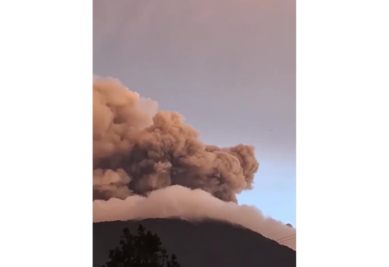 В Индонезии активизировался еще один вулкан