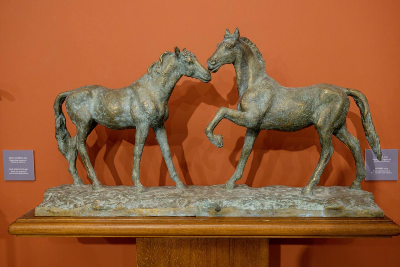 В Баку открылась выставка, посвящённая 85-летию известного скульптора и художника Акифа Аскерова