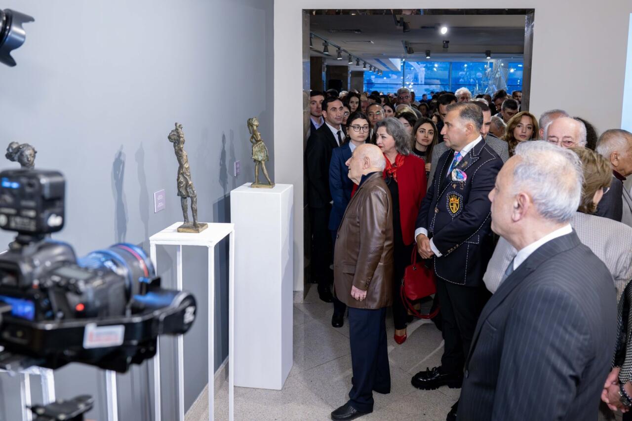 В Баку открылась выставка, посвящённая 85-летию известного скульптора и художника Акифа Аскерова