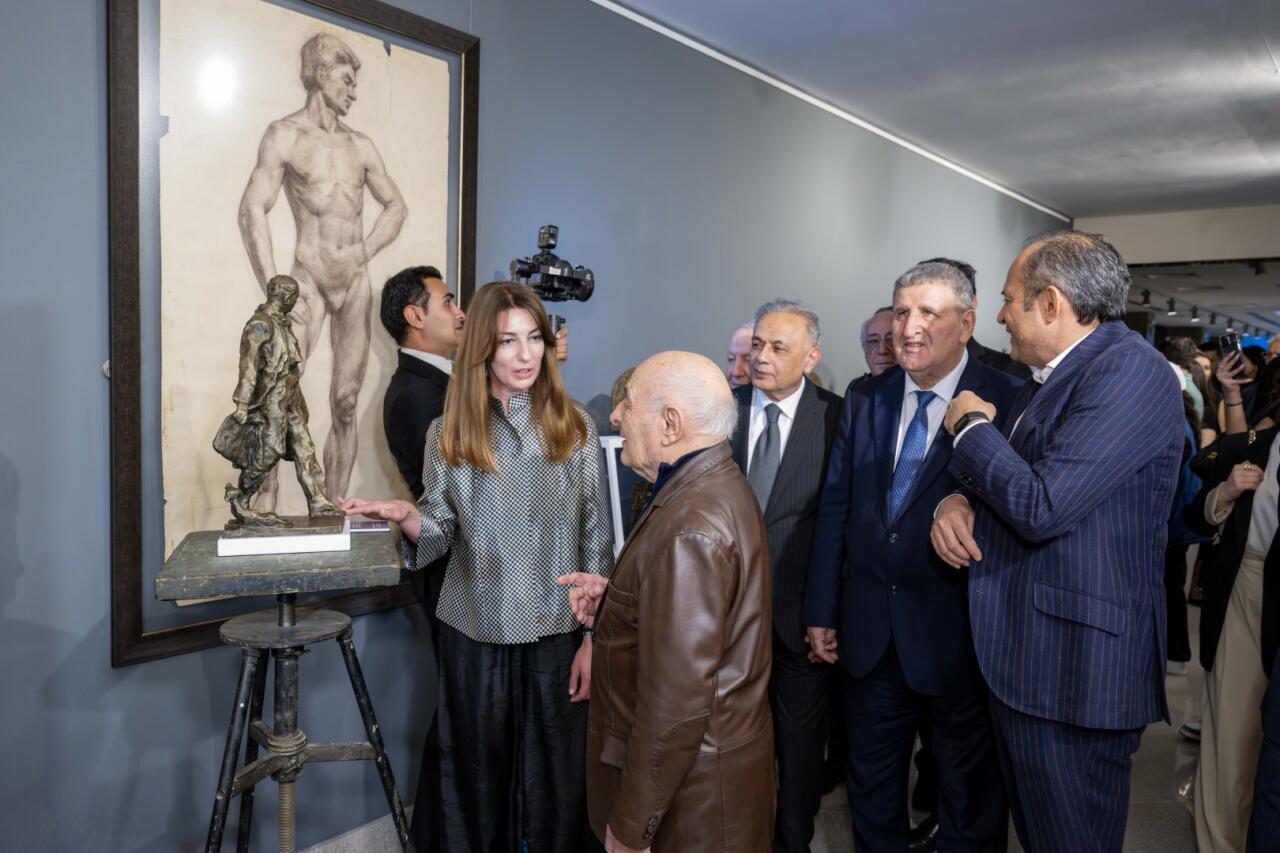 В Баку открылась выставка, посвящённая 85-летию известного скульптора и художника Акифа Аскерова