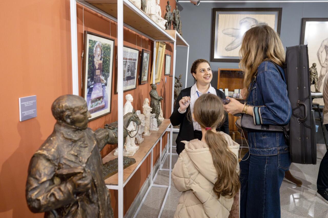 В Баку открылась выставка, посвящённая 85-летию известного скульптора и художника Акифа Аскерова