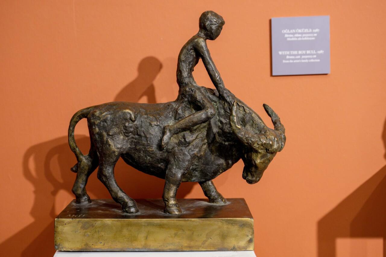 В Баку открылась выставка, посвящённая 85-летию известного скульптора и художника Акифа Аскерова